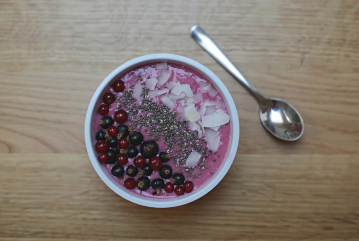 rybízová smoothie bowl